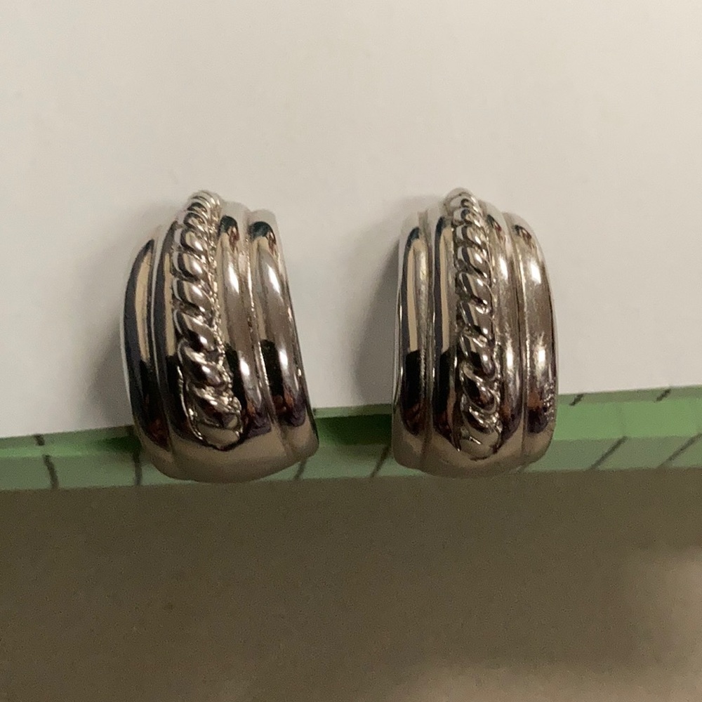 Trifari Signed Clip Vintage Earrings